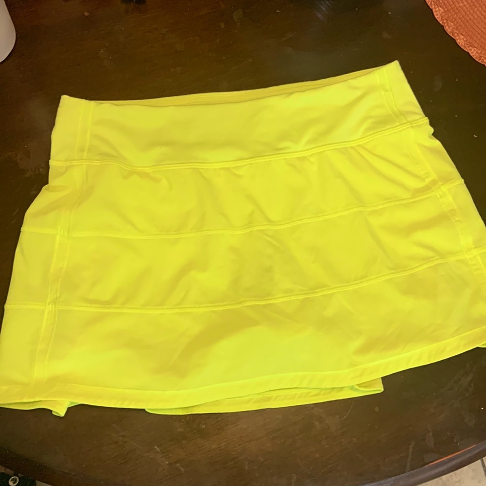 LULULEMON TENNIS SKIRT - BEAUTIFUL YELLOW - SIZE 6 . EUC